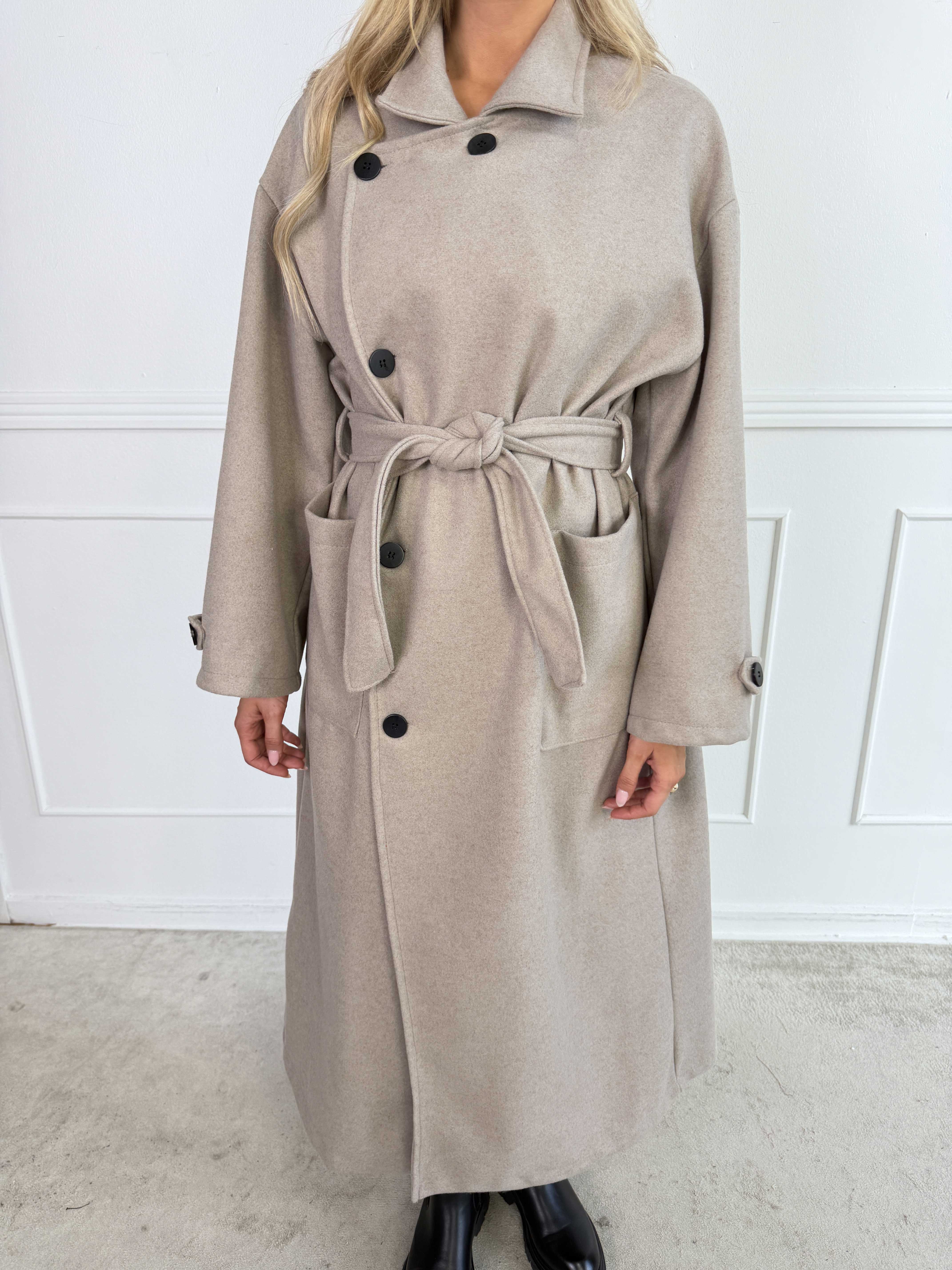 Gianna – Snygg och mjuk plus size trenchcoat med stora fickor